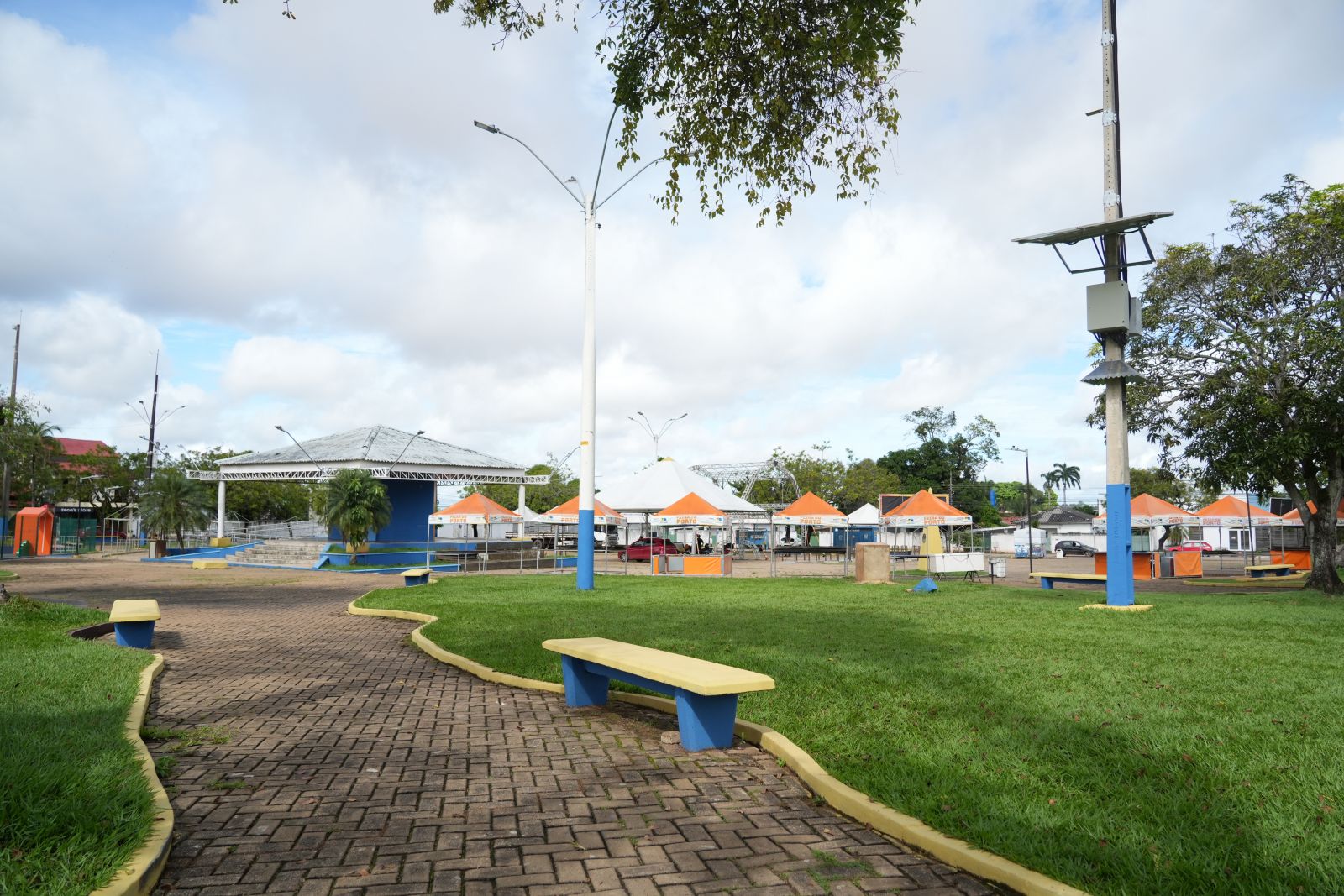Praça também abriga a tradicional Feira do Porto aos finais de semana e feriados